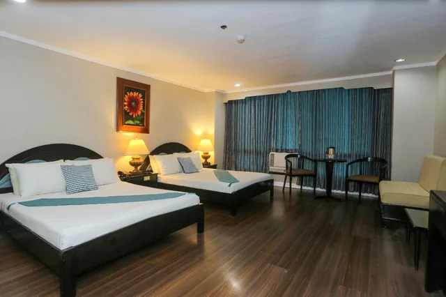 جناح تنفيذي بسريرين كوين، Holiday Plaza Hotel 2/2
