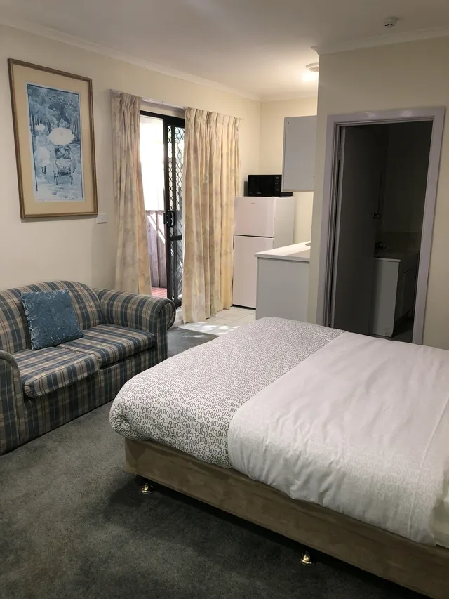 غرفة اقتصادية بسرير كوين وسرير فردي، Evancourt Motel 2/3