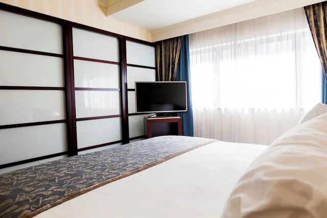 جناح جونيور، Le Chatelain Brussels Hotel 2/3