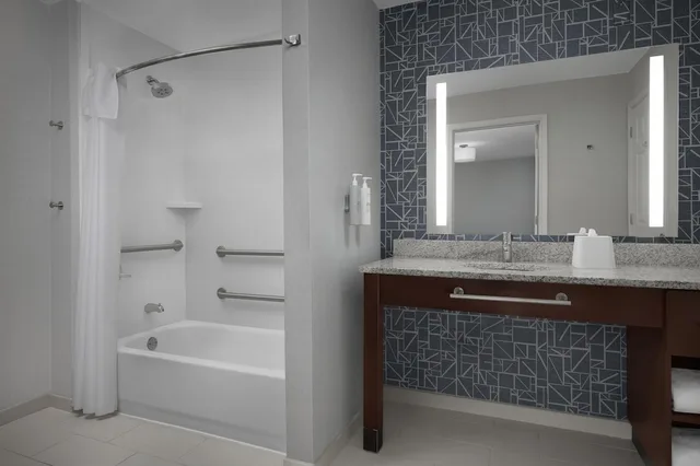 جناح بسرير كينج بحوض استحمام، Homewood Suites By Hilton Newark Cranford 7/8