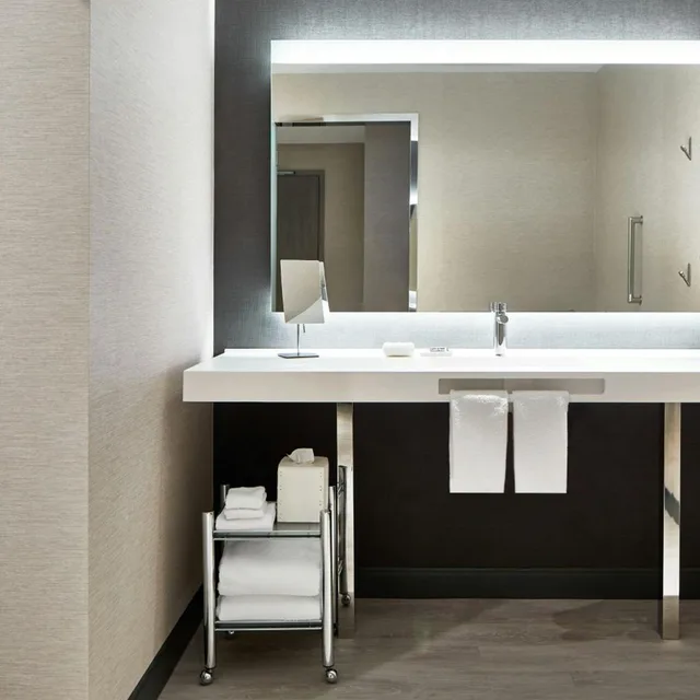 غرفة بسرير كينج بحوض استحمام لذوي الإعاقة، Ac Hotel By Marriott Sacramento 6/6
