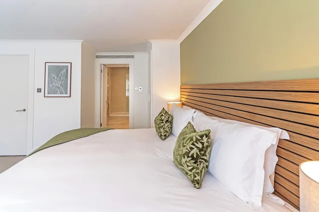 شقة ديلوكس بسرير كينج وسرير فردي بشرفة بغرفتي نوم، Monarch House - Serviced Apartments - Kensington 10/10