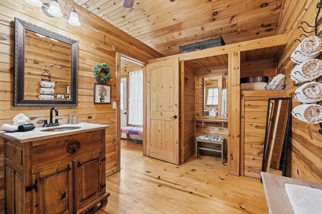 Luxury, Cabin, King Bed, Hill View, Hot Tub, City on a Hill at Spring Creek 7/7