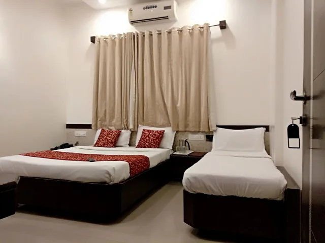 غرفة ديلوكس ثلاثية بسرير مزدوج وسرير فردي، Hotel Sai Grand Castle Inn 2/2