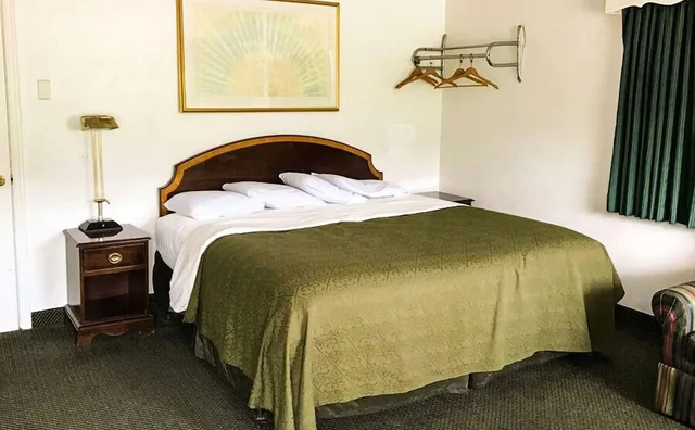 Standard, King Bed, Smoking, Relax Inn Motel And Bar 2/5