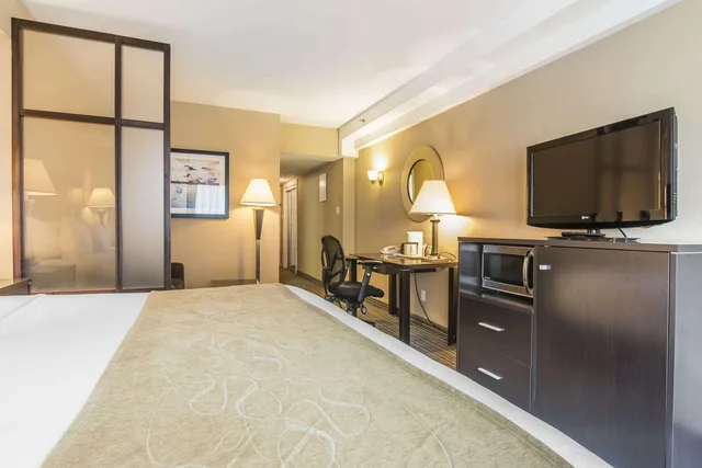 غرفة بسرير كينج، Comfort Suites Downtown Montreal 2/2