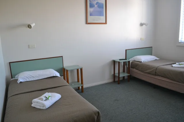 غرفة عائلية صغيرة بسرير مزدوج وسريرين منفصلين بغرفتي نوم، HOBART TOWER MOTEL 2/2
