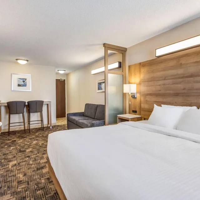جناح بسرير كينج مع أريكة، Microtel Inn Suites By Wyndham Timmins 1/10