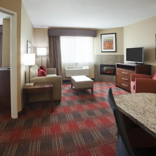جناح بسرير كينج بغرفة نوم واحدة مع أريكة، GrandStay Hotel and Suites Tea Sioux Falls 2/2