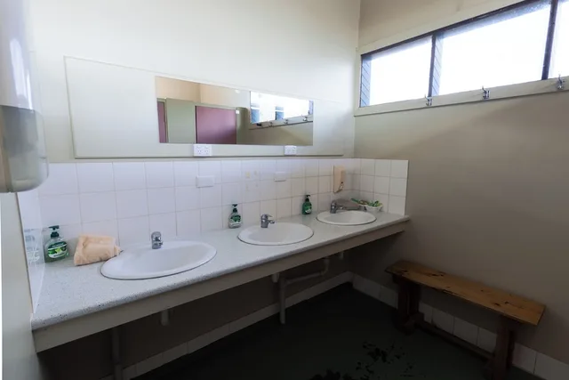 Economy, Single, 1 Queen and 1 Single Bed, Shared Bathroom، Broken Hill Tourist Lodge 2/3
