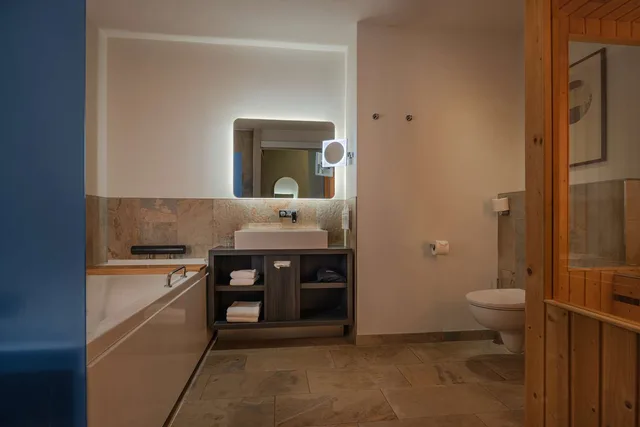 Spa, Superior, King Bed, Harbour View، Haven Hotel Rotterdam, Curio Collection by Hilton 3/3