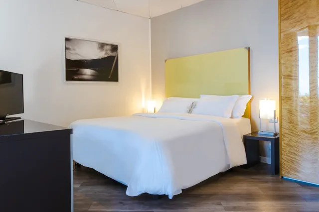 غرفة ديلوكس بسرير كينج بإطلالة على البحر بشرفة، Four Points By Sheraton Catania Hotel And Conference Center 4/10
