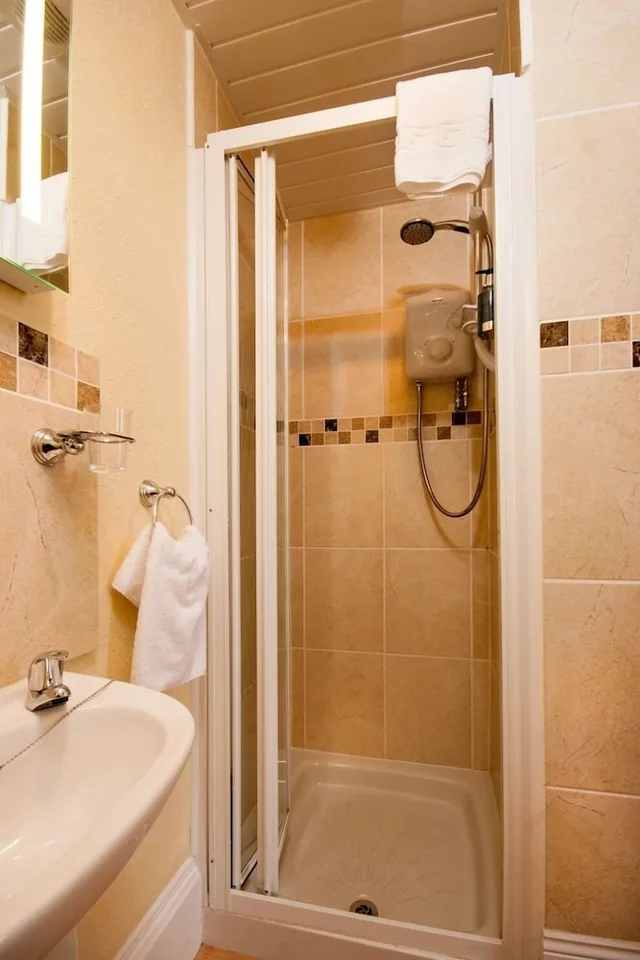 غرفة ديلوكس بسرير كينج بإطلالة على البحر، The Collingdale Guest House 7/7