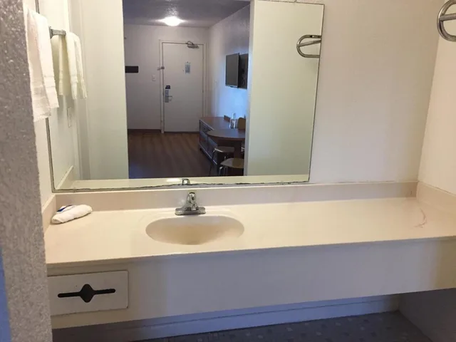 غرفة بسرير كينج، Fairbridge Inn Express North Lima 4/7