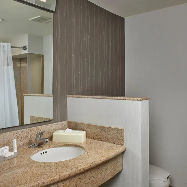 غرفة كبيرة بسريرين كوين لذوي الإعاقة، Courtyard by Marriott Bristol 2/2
