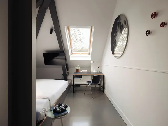 غرفة صغيرة بسرير كوين، Conscious Hotel Westerpark 3/6