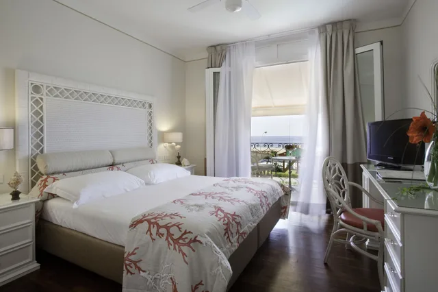 غرفة كلاسيكية بسرير كوين بإطلالة على البحر بشرفة، Hotel Il Negresco 2/4