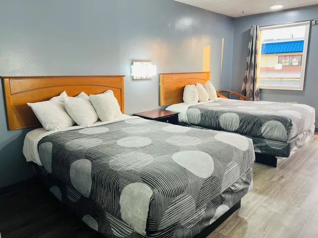 غرفة بسريرين مزدوجين يُسمح فيها بالحيوانات الأليفة، Relax Inn 1/3