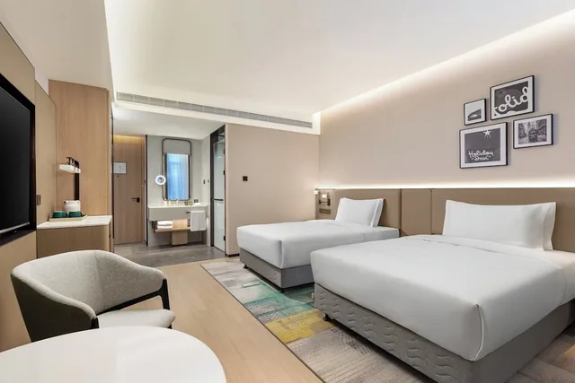غرفة قياسية بسريرين مزدوجين، Holiday Inn Shanghai Tourism Zone by IHG 2/5