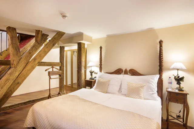 Suite, 2 King Beds, Iron Gate Hotel And Suites 4/10