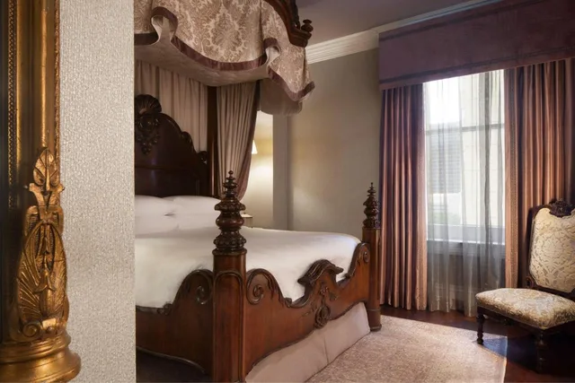 جناح بسرير كوين، Le Pavillon Hotel 3/4