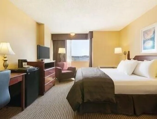 غرفة بسرير كينج، Days Inn by Wyndham Calgary South 3/5