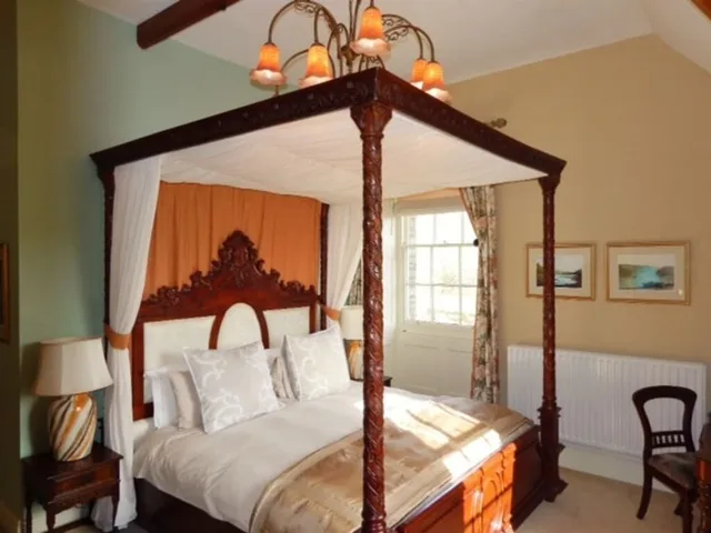Beach Four Poster, Double Bed، Westgate Manor 1/3