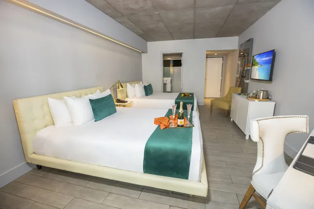 غرفة سوبيريور بسريرين كوين بشرفة، Riviera Suites South Beach 2/6