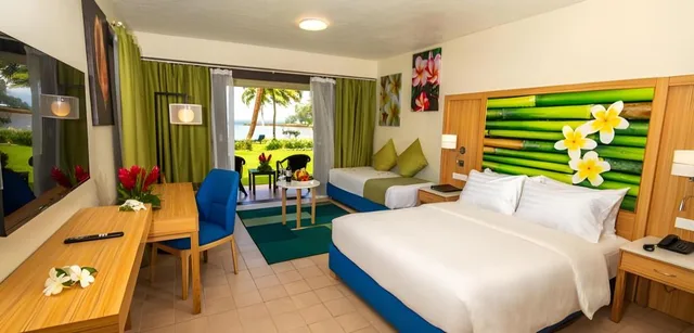 غرفة بسرير كوين وسريرين مزدوجين وسرير كوين بإطلالة على الحديقة، The Naviti Resort 3/5