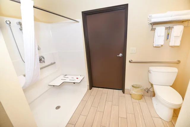 جناح لذوي الإعاقة، Baymont by Wyndham Grand Forks 7/9