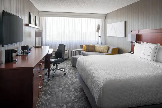 غرفة بسرير مزدوج لذوي الإعاقة، Courtyard By Marriott Richmond Berkeley 1/3