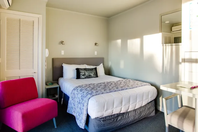 Petite, Suite, Queen Bed، Asure Colonial Lodge Motel 4/8
