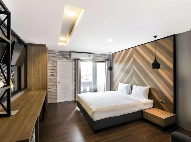 Standard, King Bed, The Circle Hotel 2/2