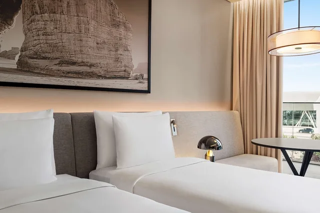 غرفة تنفيذية بشرفة مع دخول الصالة، فندق راديسون بلو مركز الرياض للمؤتمرات والمعارض(Radisson Blu Hotel Riyadh Convention & Exhibition Center) 10/10
