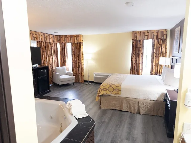 جناح بسرير كينج بشرفة، Baymont By Wyndham Battle Creek Downtown 3/6