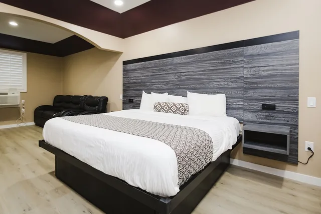 غرفة قياسية بسرير كينج بمطبخ صغير، Sapphire Inn Suites 2/10