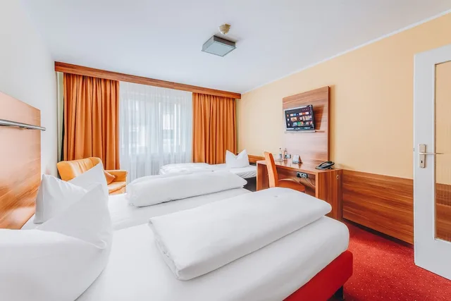 غرفة عائلية بسرير كينج وسرير فردي بشرفة، HOTEL ISARTOR 1/9