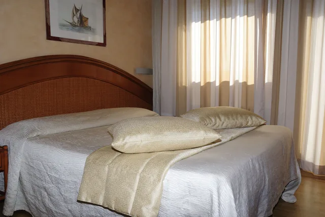 غرفة بسريرين منفصلين بإطلالة على البحر، Hotel San Francisco 5/9