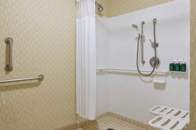 جناح بسرير كينج بغرفة نوم واحدة مع أريكة، RESIDENCE INN BY MARRIOTT PORTLAND DOWNTOWN WATERFRONT 9/10