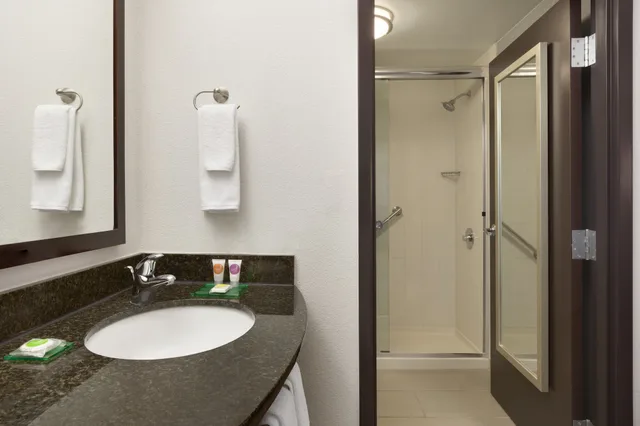 غرفة بسرير كينج في طابق مرتفع، Hyatt Place Nashville Airport 3/5
