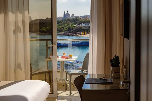 غرفة قياسية بسريرين منفصلين بإطلالة على البحر، 115 The Strand Hotel And Suites 7/7