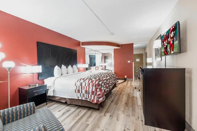 غرفة سوبيريور بسرير كينج بجاكوزي، Red Roof Inn and Suites Macon 1/5
