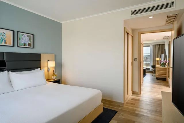 جناح بسرير كينج بغرفة نوم واحدة مع أريكة، Hilton Garden Inn Budapest 2/5