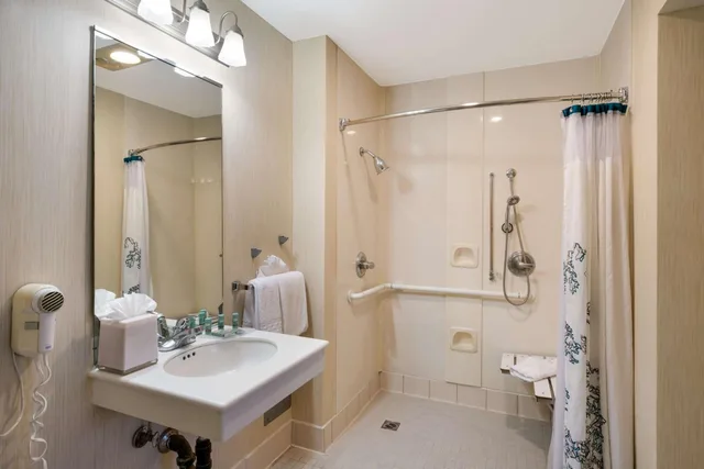 جناح بسرير كينج مع أريكة لذوي الإعاقة، SenS Suites Livermore, SureStay Collection by Best Western 2/2