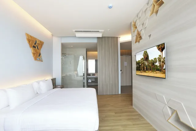 غرفة ديلوكس بسرير كينج بشرفة، The Signature Hotel Airport 1/8