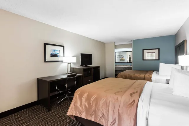 غرفة قياسية بسريرين كوين، Quality Inn & Suites Mooresville-Lake Norman 3/6