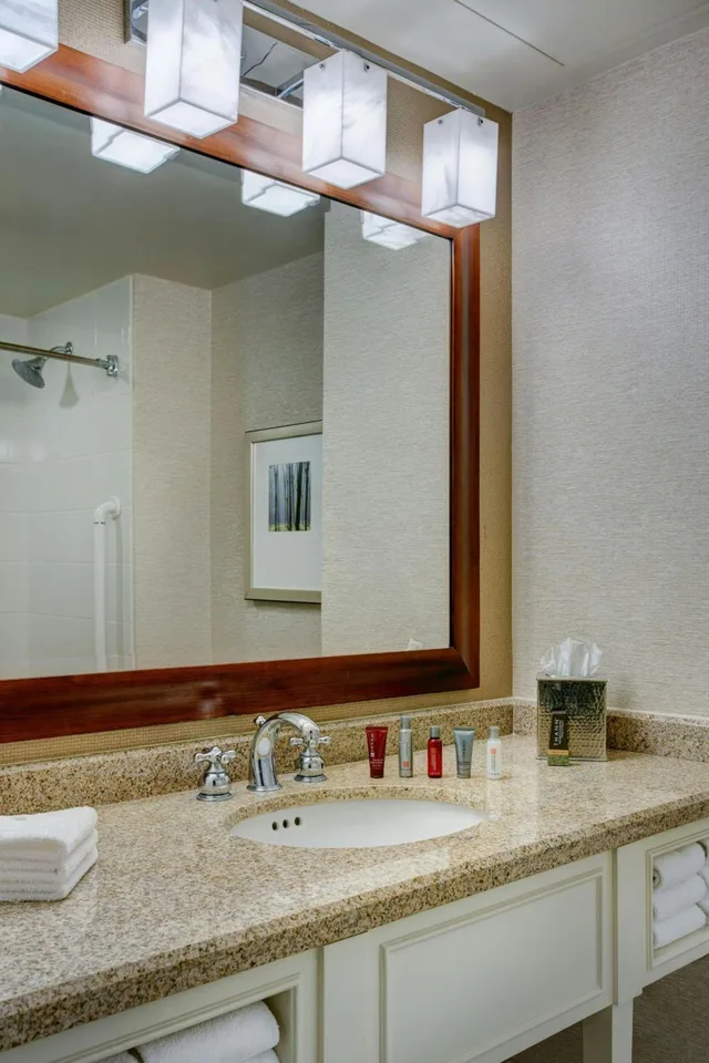 غرفة تنفيذية كبيرة بسرير كينج مع أريكة، The Woodlands Waterway Marriott Hotel And Convention Center 6/7