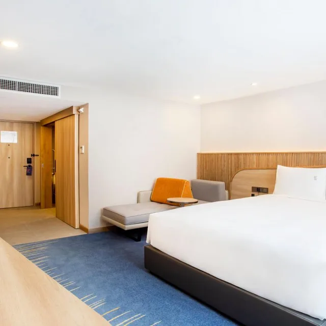 جناح بسرير كوين مع أريكة، Holiday Inn Express & Suites Bangkok Central Pier 1/6