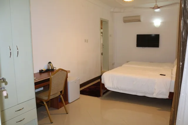 غرفة ديلوكس بسريرين منفصلين بغرفتي نوم، Kingsbridge Royale Hotel 5/8