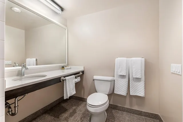 غرفة قياسية بسرير كوين لذوي الإعاقة، Best Western Plus Columbia River Hotel 7/8